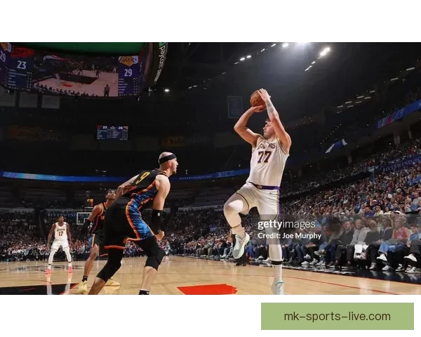 湖人遭重创东契奇里夫斯赛季报销詹姆斯单核迎接首轮三选一挑战